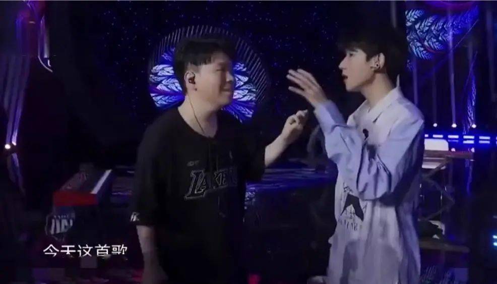 王源和常石磊尴尬比心,默契都用光啦?