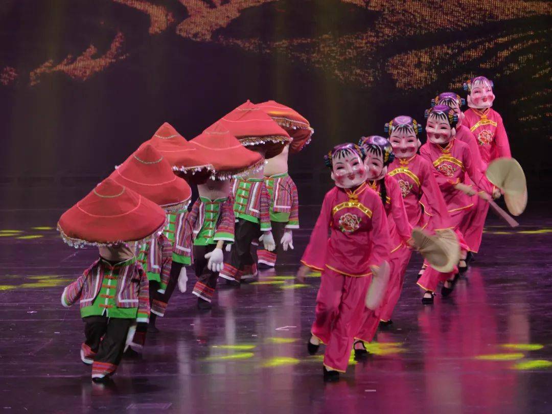非遗矮人舞《大头戏矮娃》 表演单位 遵义市余庆县文化馆
