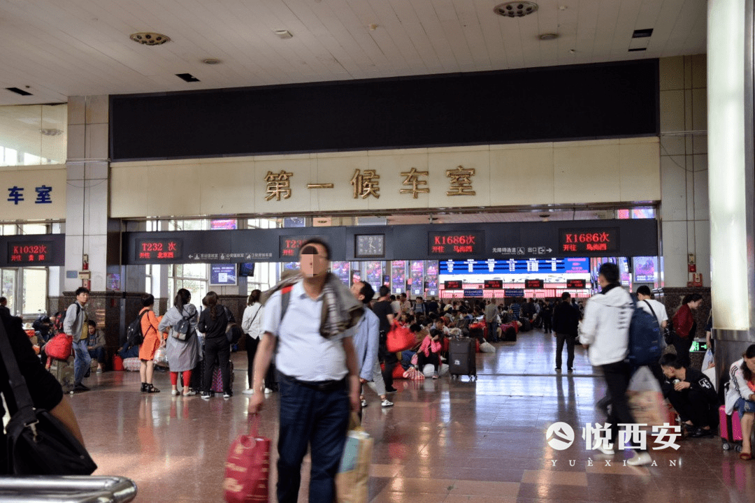 曾经前去西安火车站乘车的朋友,定会对内部候车室空间拥促不堪,上下