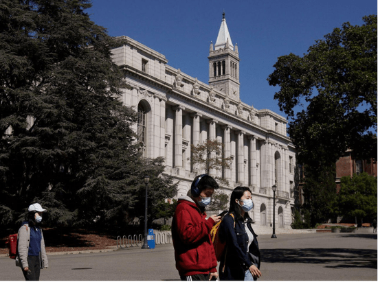 △美国加州大学伯克利分校校园中戴口罩的学生 (图片来源:《华尔街