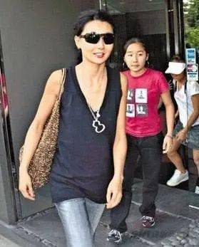 平民区|宝姐:张曼玉买地摊货、住平民区,年过半百却仍然是最时尚的女神?!