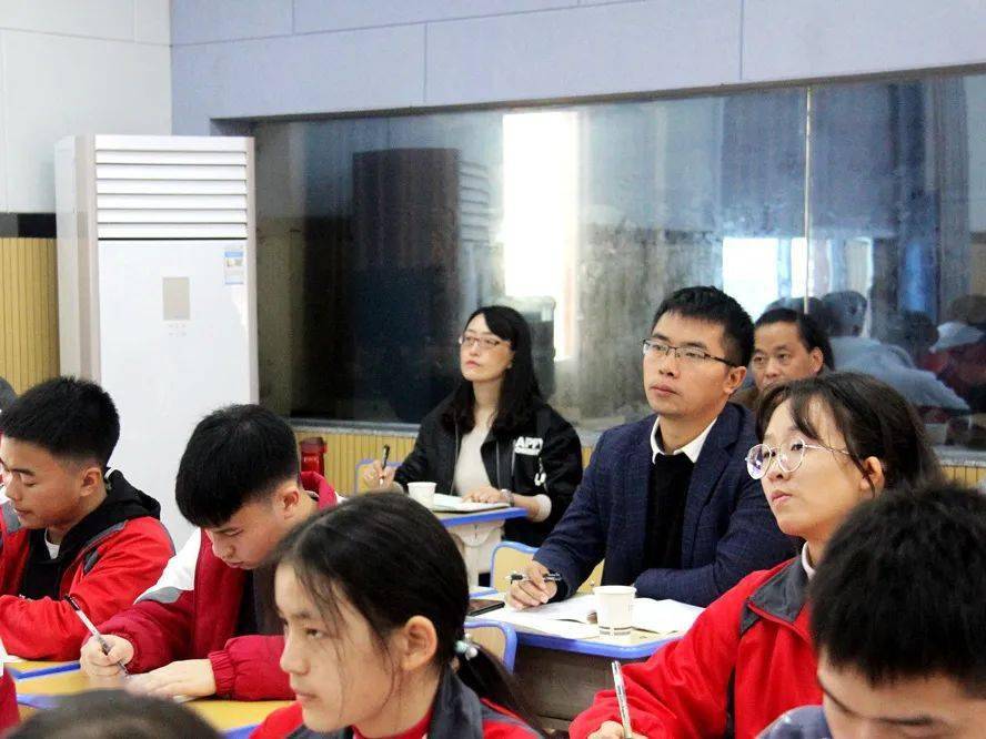 帮扶活动的最后一天,苏州大学附属中学校长赵光义与贵州松桃民族中学
