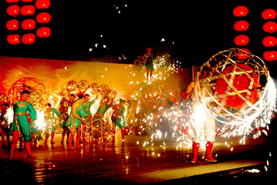 滚灯是一种流行于江南地区的民间艺术,结合舞蹈,杂技,体育特点于一身.