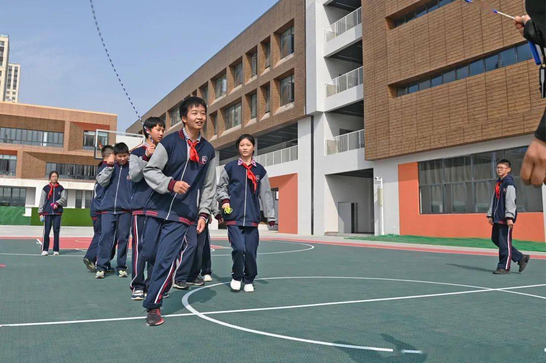 雨中南站马鞍山八中银塘中学领导来校交流