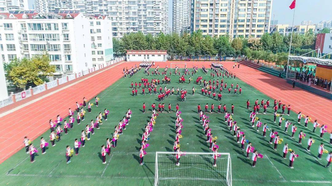 济南路小学 2000余名学生伴随着轻快的音乐节奏 齐跳学校的特色课间操