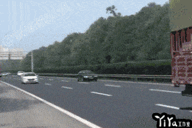 黑色小车随意停车,相撞后直接起火▲随意停车,下车,人被撞飞▲两辆