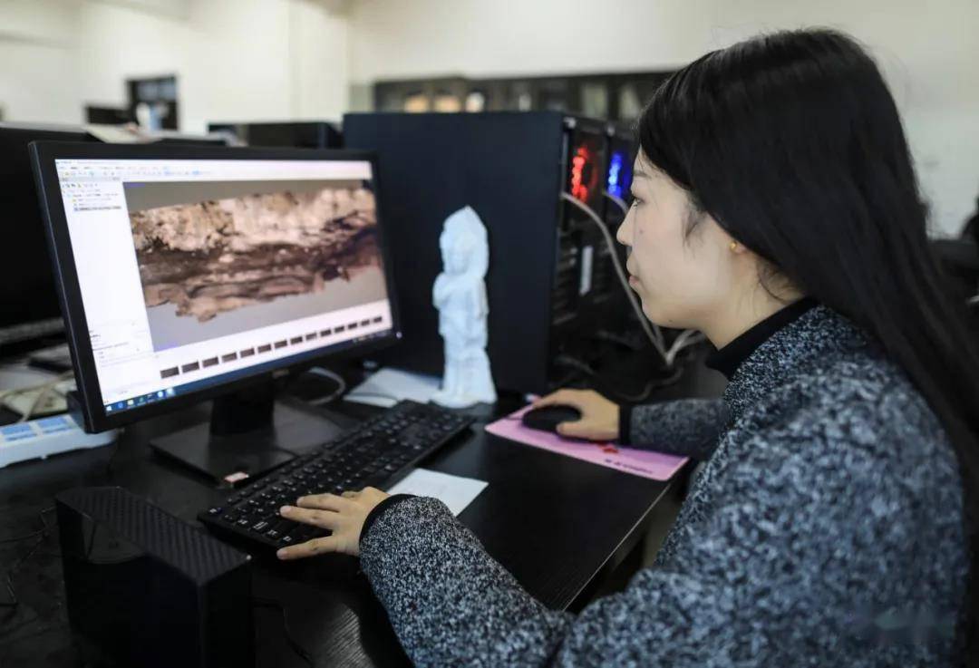 1个月50万张照片，千年云冈里的90后“扫”窟人