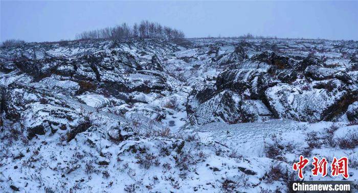 五大连池迎今冬首雪 如水墨仙境