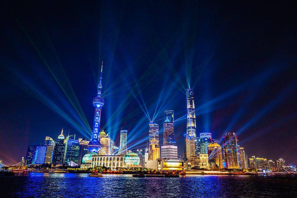 2020进博会举行 上海黄浦江两岸上演璀璨灯光秀