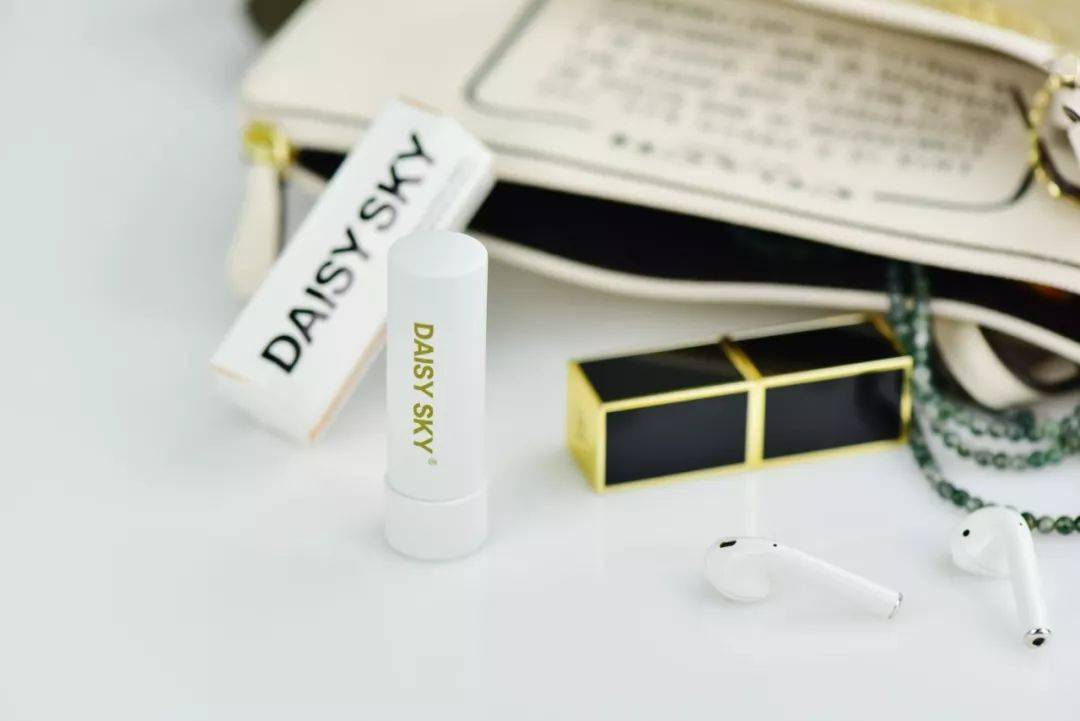 桂花|国产“唇纹熨斗”，一抹摆平唇干、起皮，润得想接吻