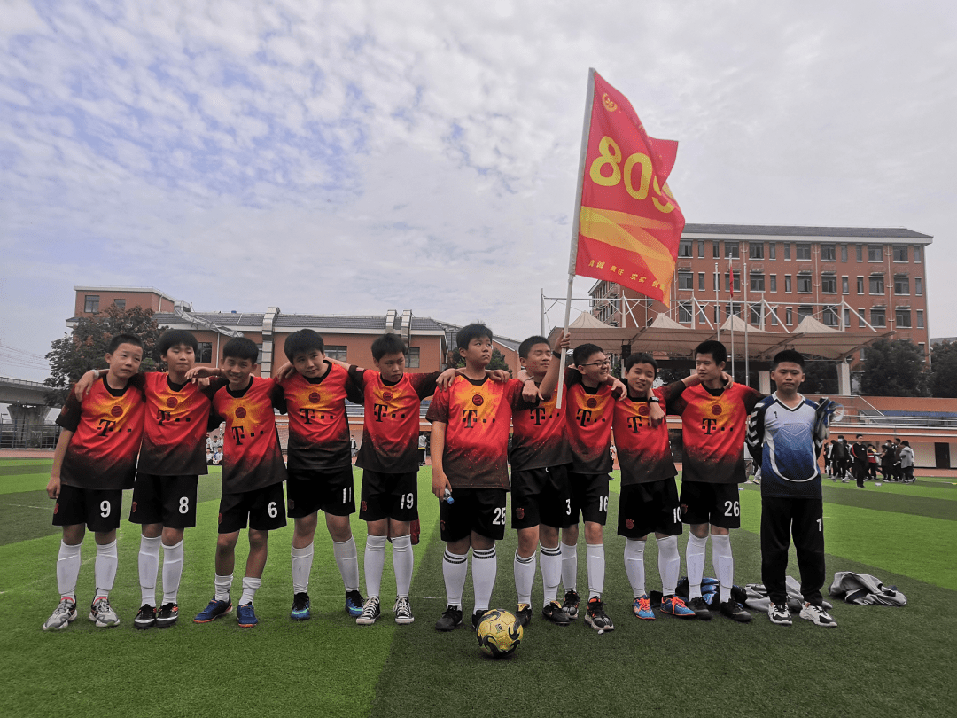 伴随着激昂的音乐声,咸宁实验外国语学校八年级足球联赛拉开了帷幕