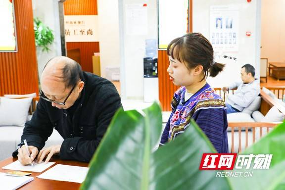 支行|湘西这家银行员工身穿苗装上岗 体现民族特色