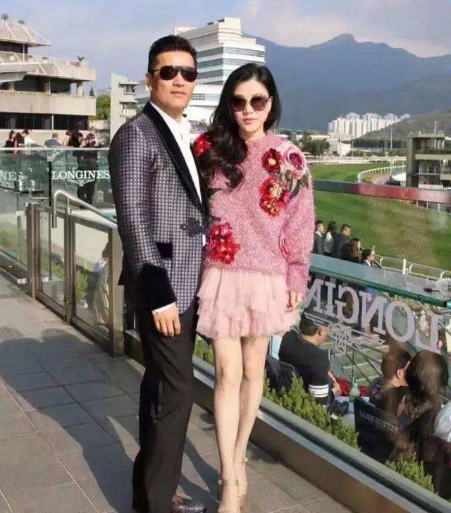 杨小娟开怀大笑,被吕良伟强行拉走,网友感慨为啥63岁能像40的!