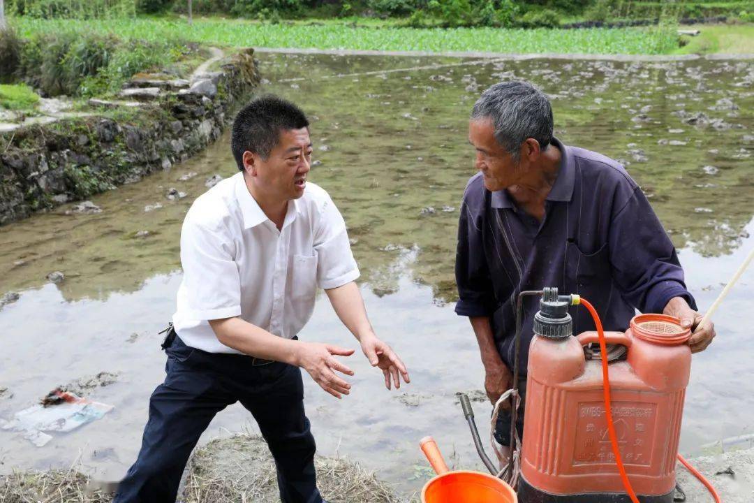 简介:李强是农行遵义分行派驻全国832贫困县—遵义务川县仡佬族苗族