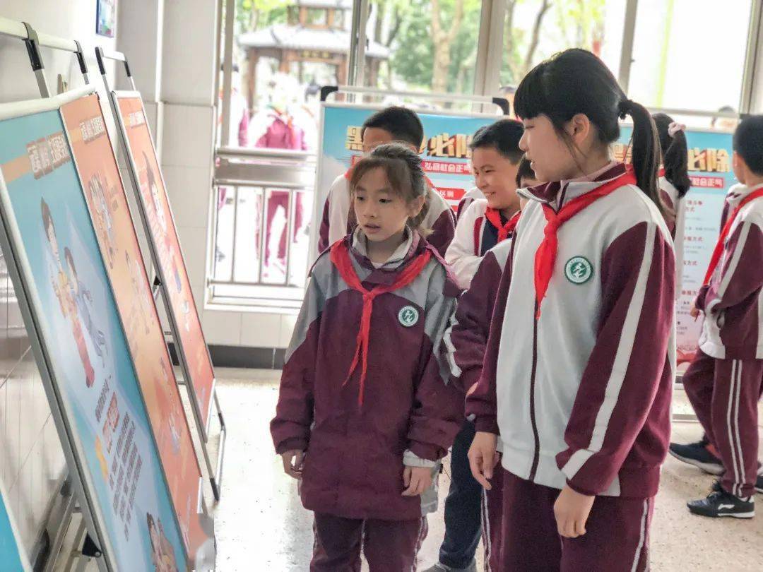 仓桥学校各个班级通过学生代表讲解的形式,向全班学生宣传综治知识.