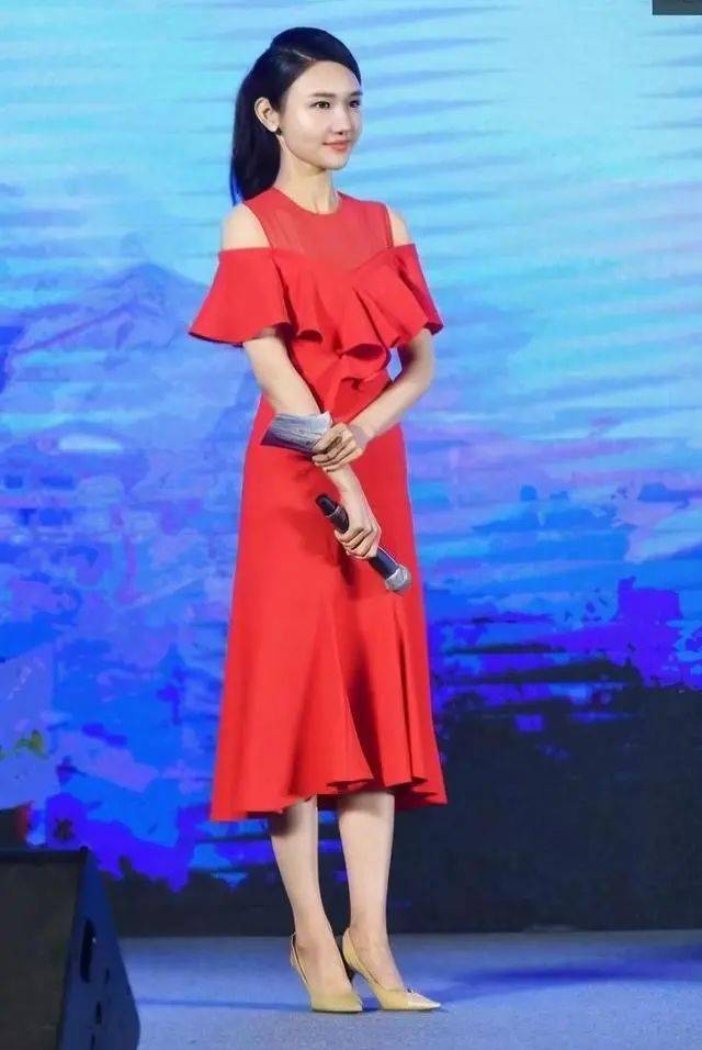 央视美女主持人龙洋,离开《黄金100秒》之后,如今怎样