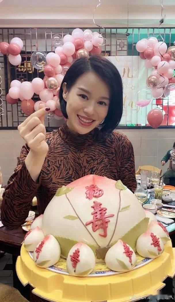 胡杏儿过生日收巨型寿包,老公囝囝隔空庆祝!