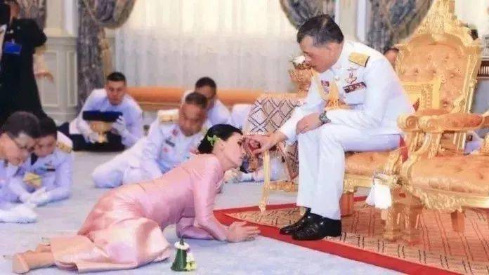 珠宝|18岁封后，50岁出轨？珠宝堆成山，还是留不住她的心……