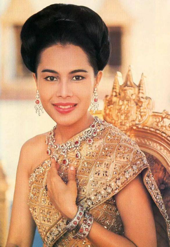 珠宝|18岁封后，50岁出轨？珠宝堆成山，还是留不住她的心……