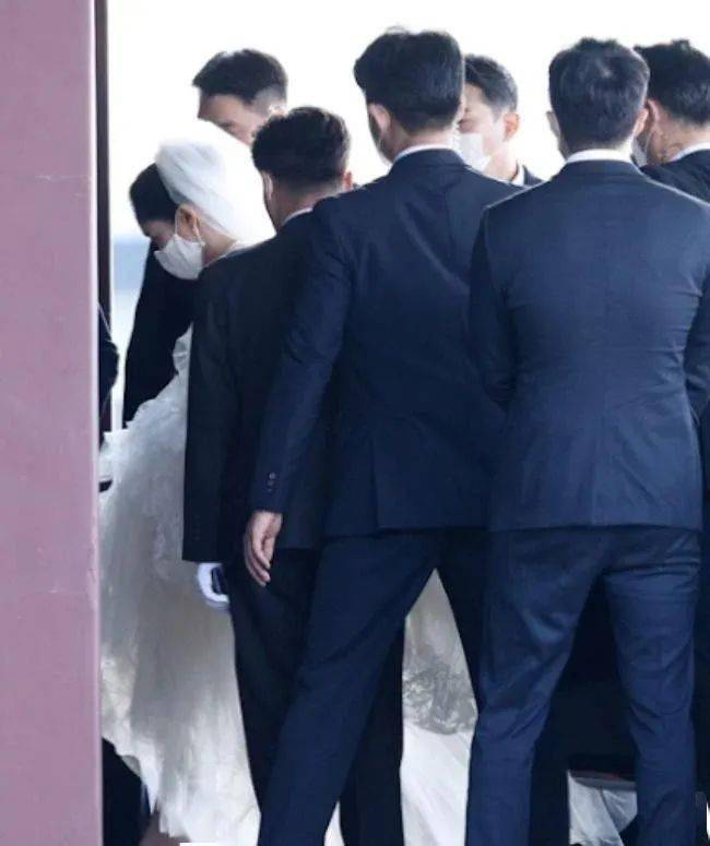 承包|真正财阀！三星承包了她的婚礼，她承包了你的化妆台