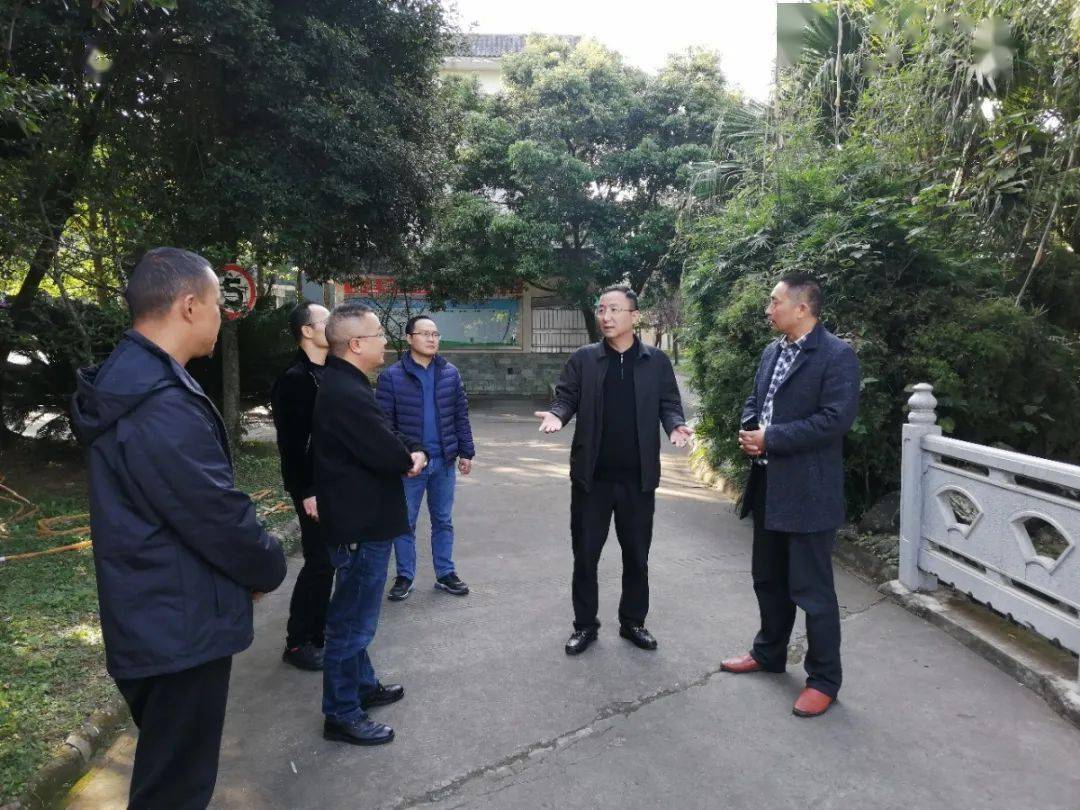 11月6日下午,邛崃市人民政府副市长秦俊宁前往高埂九年制义务教育学校