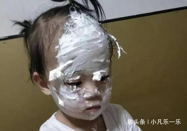 搞笑GIF:男朋友送我个金戒指,怎么还有“土鸡”两个字