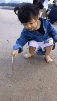 搞笑GIF:男朋友送我个金戒指,怎么还有“土鸡”两个字