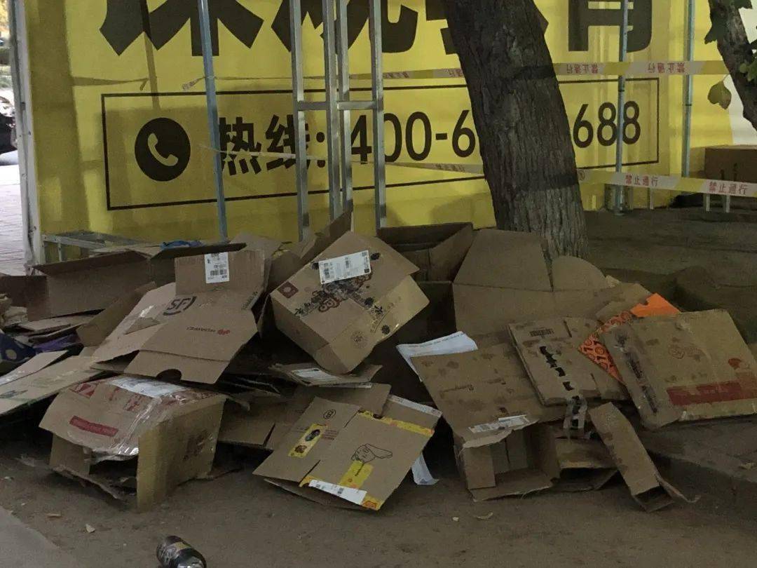 浪费"垃圾是放错了地方的资源"随着大批网购商品而来的是铺天盖地的