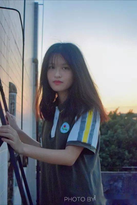 莞校街拍 | 关于四中学子的校服时光_叶嘉怡