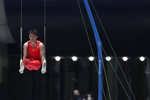 11月8日,友谊队中国运动员侍聪在吊环比赛中.
