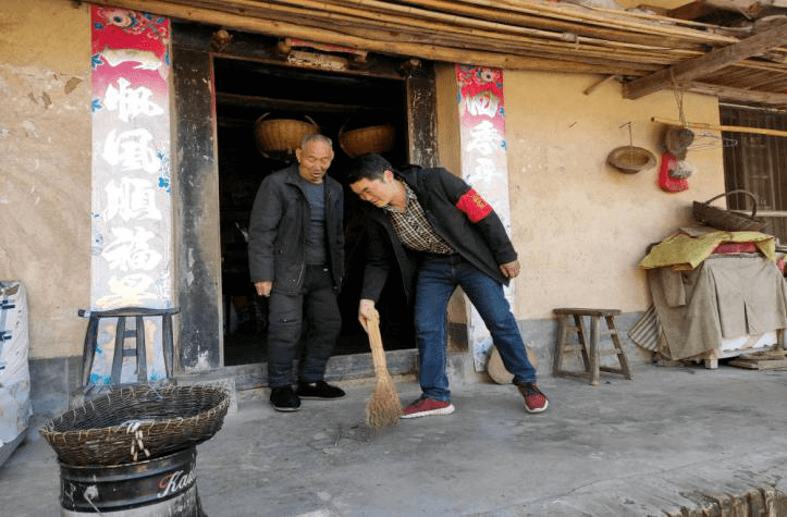 11月8日,庾岭镇龙骨岩村,街坊村,和平村组织公益岗位人员清理公路沿线