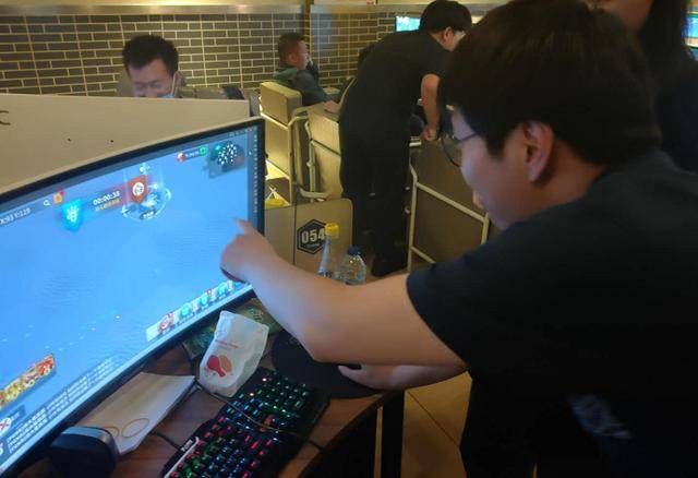 在网吧玩传奇视频 34256e3c219a45a9baaf81de6ddb01d3.jpeg