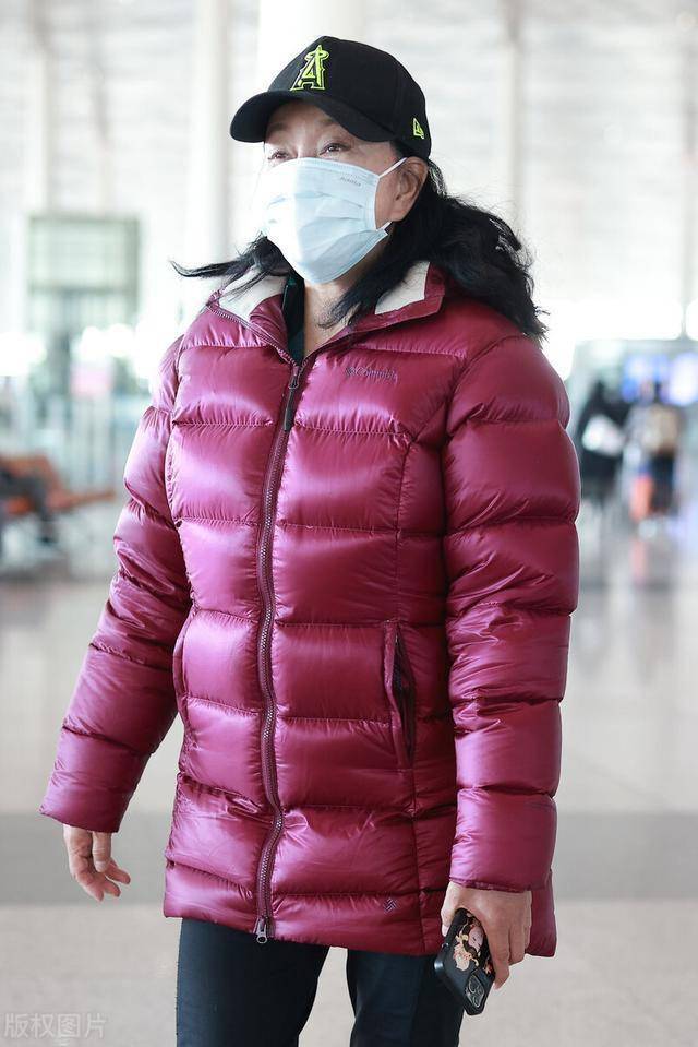酒红色亮片羽绒服 4f54d579dd5f4b1db23075078d13b270.jpeg