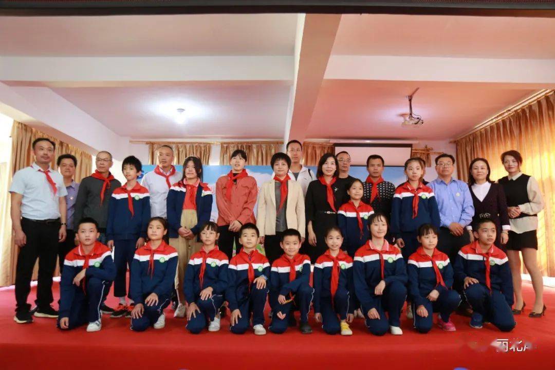 小学人均图书_小学教室图片
