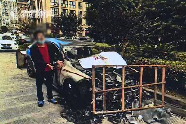 烧成空壳！男子一天连烧4辆车:别人有车，我嫉妒