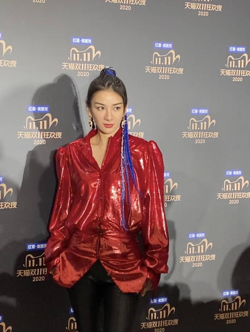 走过|怀孕6个月的吉娜从我身边走过，这身材真的惊了！