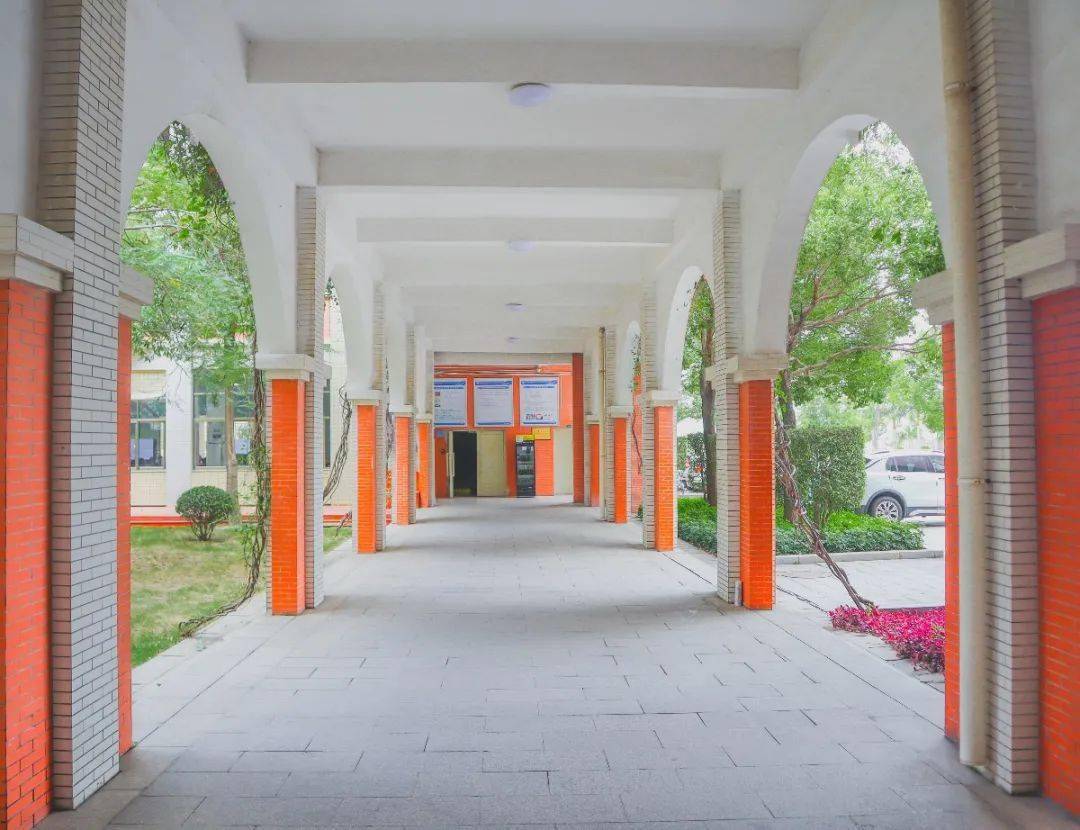 而在泉州轻工学院,连廊设计是学校建筑的一大特色,已成为师生们闲时