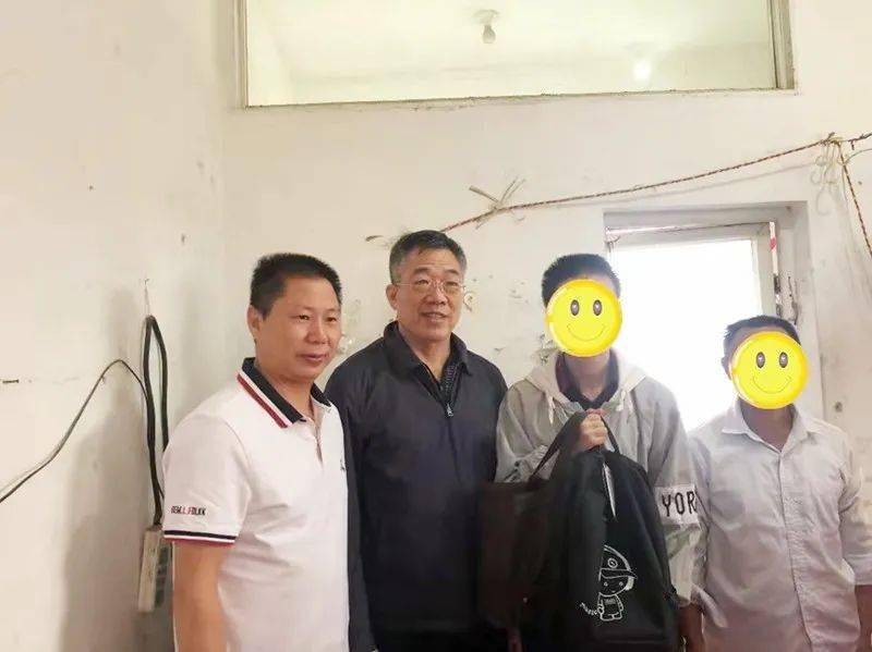 校社共建谱新篇走访慰问显真情市教育局吴亿年副局长走访我校共建社区