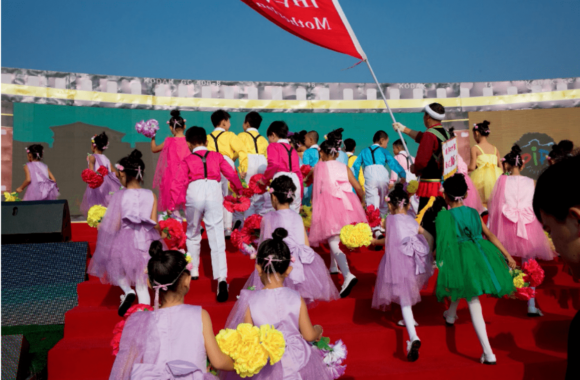 第一个采用彩色摄影报道中国的摄影师