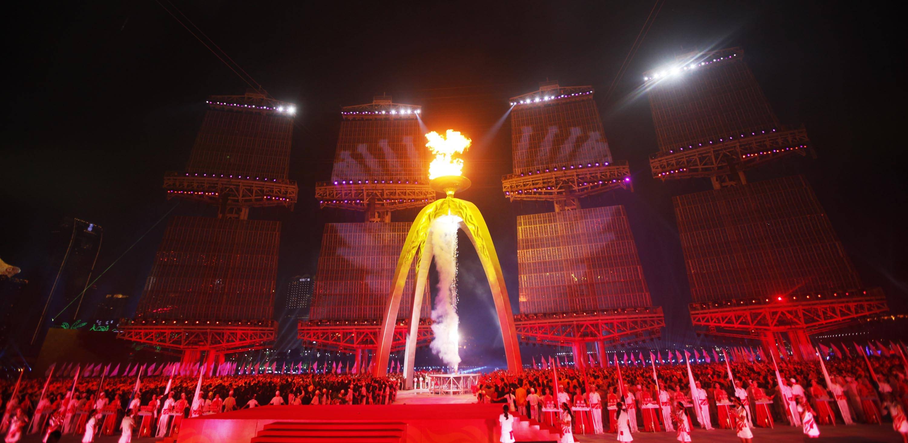 高清图:雅加达亚运开幕式 场面壮观名宿点燃圣火-搜狐大视野-搜狐新闻