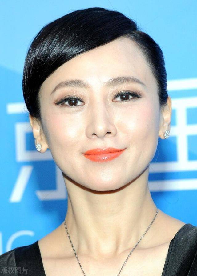 香港影视明星翁虹,魅力出众,更显女人味了