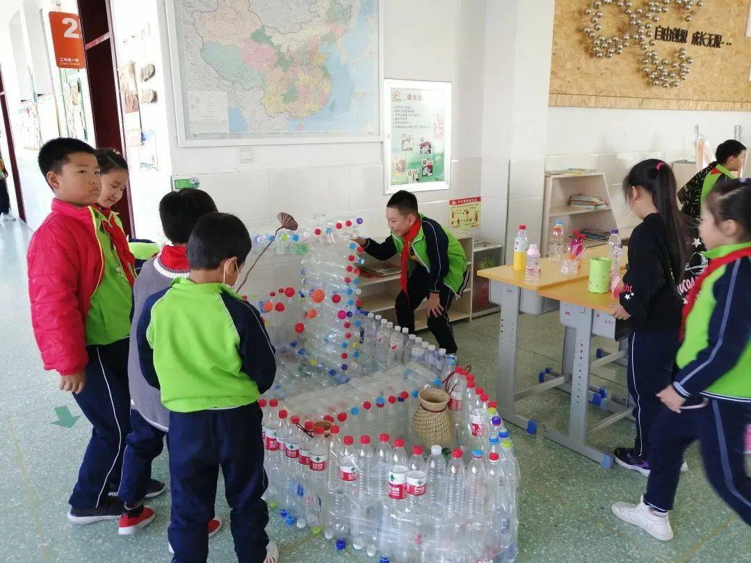 瓶子大变身儿童画 d57a7df026f943d4a1e80dfa280ee87c.jpeg