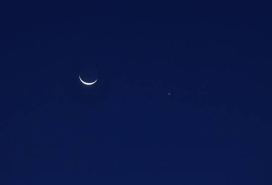 北京天空出现浪漫天象 新月抱旧月与金星合月同出