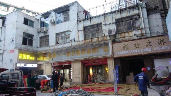 老人|湖北：恩施一老人欲轻生跳楼 消防员一把抱住将其拉回