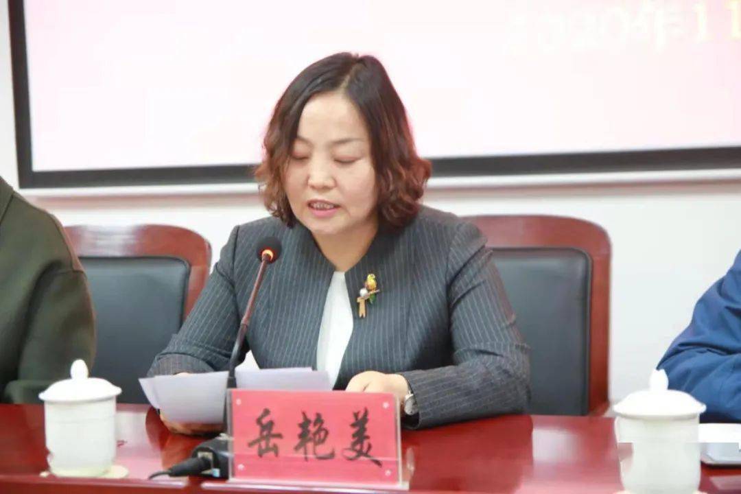 乌兰察布市副市长岳艳美在开班仪式上发言