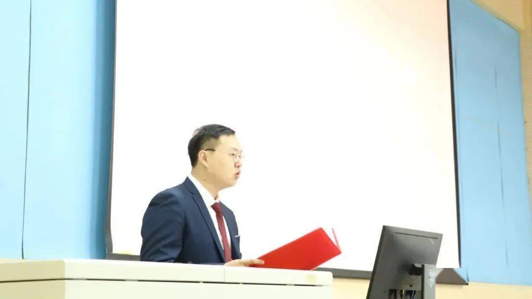 校学生会主席李昱璇,校研究生会主席于蔡欣达在大会致辞中对石工学院