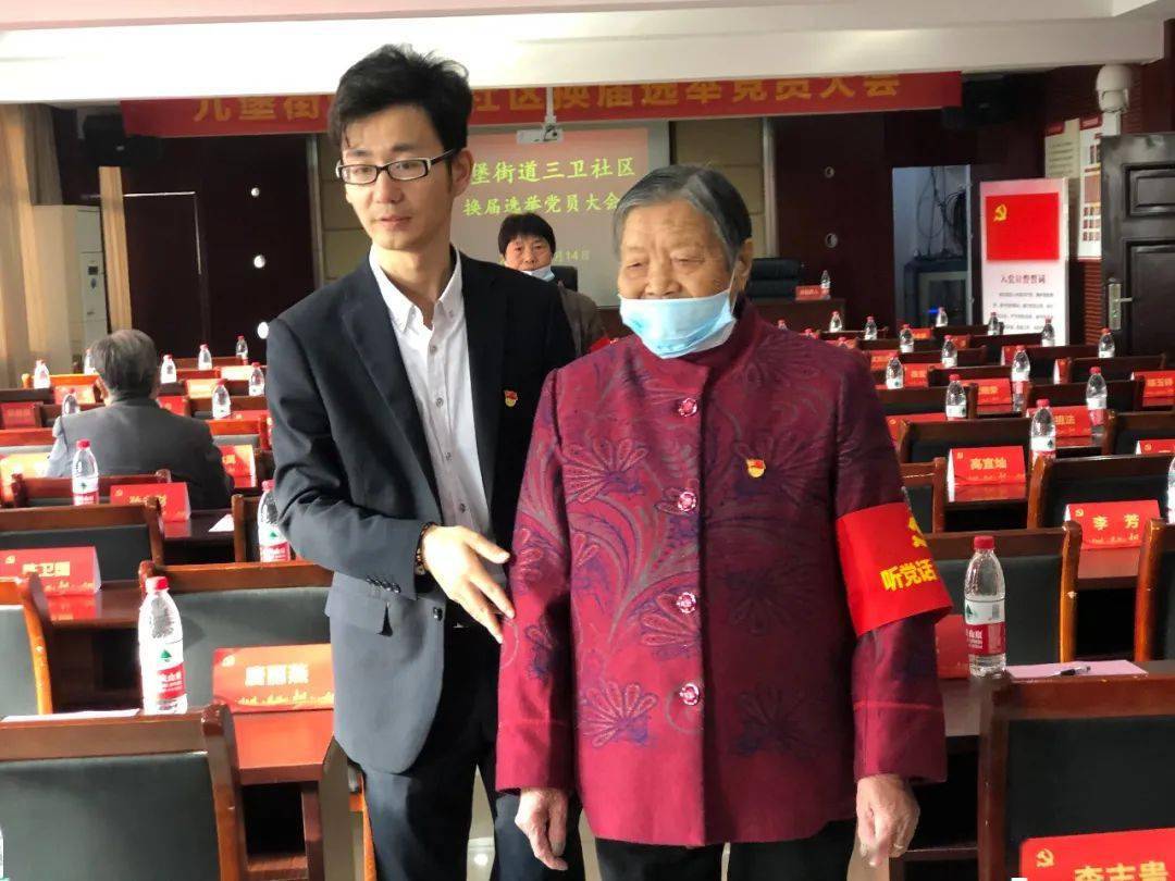 党员在承诺墙前郑重签字,强调大会严肃性