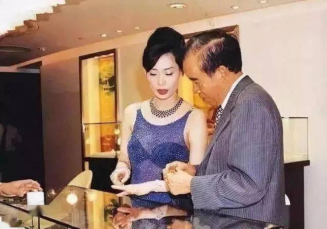 花花|董花花2.6万卖掉绝版LV包，这位顶级“全职太太”独立？