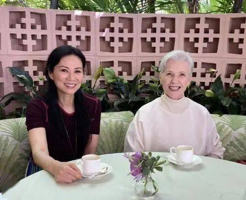 花花|董花花2.6万卖掉绝版LV包，这位顶级“全职太太”独立？