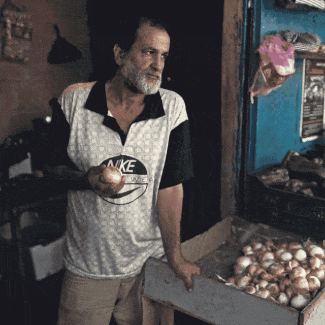 是在看一部纪录片无限重复的微动作深邃的眼神他创作了gif项目《syria